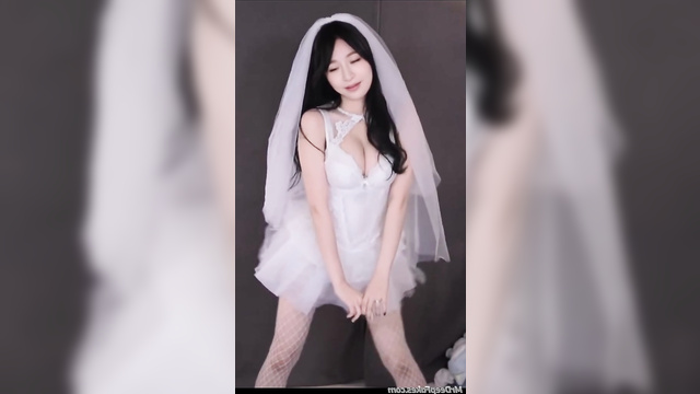 Sexy babe dancing in wedding dress - fake Cyndi Wang (王心凌 智能換臉)