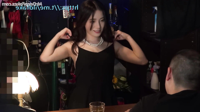 Tiny bitch Ju Jingyi masturbating in the bar, ai - 鞠婧祎 智能換臉