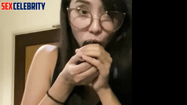 Face swap Alodia Gosiengfiao sticks a small dilto in her pussy