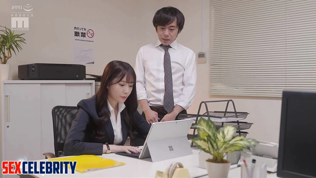 Little slut Yoona (윤아) gets nailed in the office / SNSD 소녀시대연예인 섹스