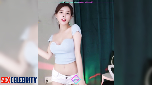 Hot webcam dancing from busty teen IU (이지은 케이팝 아이돌)