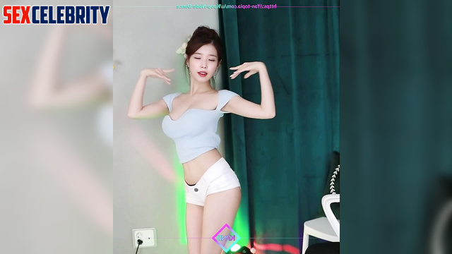 Hot webcam dancing from busty teen IU (이지은 케이팝 아이돌)