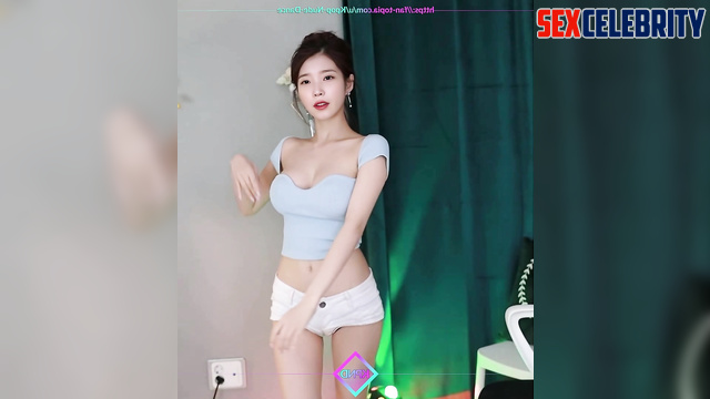 Hot webcam dancing from busty teen IU (이지은 케이팝 아이돌)