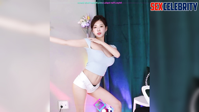 Young whore Olivia Hye (올리비아 혜 이달의 소녀) dacnes alone, face swap