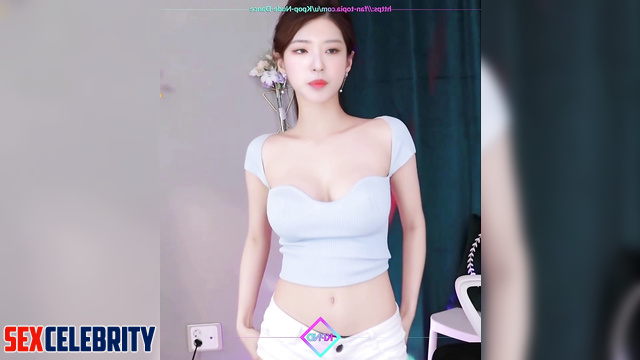 Young whore Olivia Hye (올리비아 혜 이달의 소녀) dacnes alone, face swap