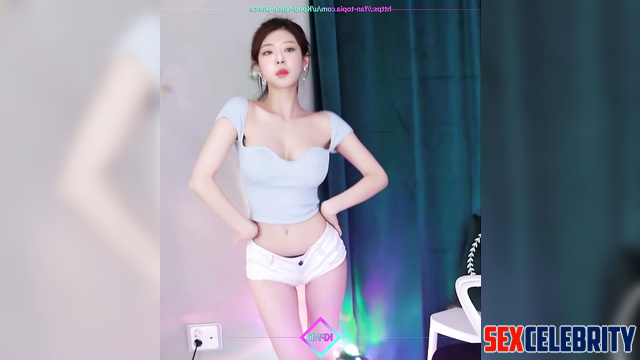 Young whore Olivia Hye (올리비아 혜 이달의 소녀) dacnes alone, face swap