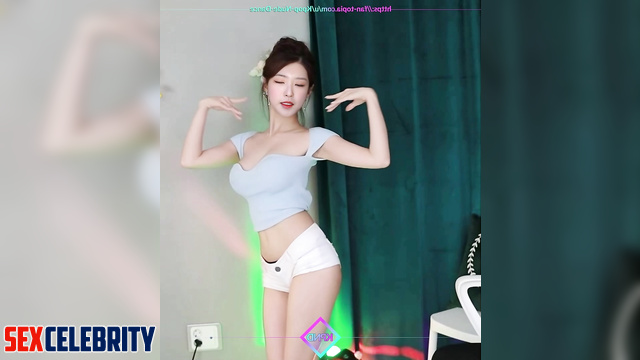 Young whore Olivia Hye (올리비아 혜 이달의 소녀) dacnes alone, face swap