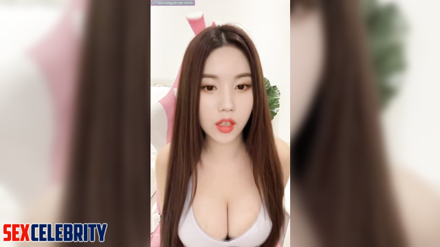 Charming bitch seduces a stud - Eunbi (권은비 아이즈원) deepfake