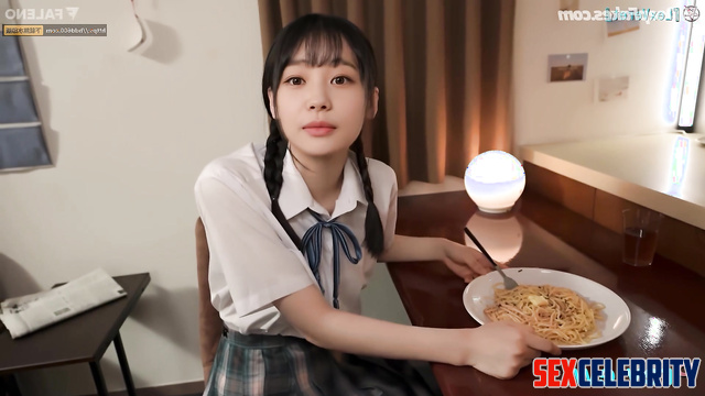 Schoolgirl gave a blowjob after eating noodles / smart face change