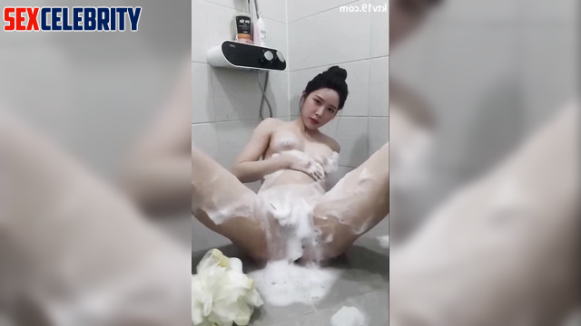 Dirty mature needs to clean up her pussy - IU 이지은 인공 지능