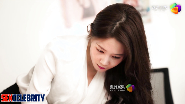 Hot brunette dominated in the office - Li Yitong 李一桐 名人性爱