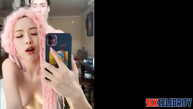 Slut with colored hair sucking in the fresh air / Yuna face swap / 신유나 있지