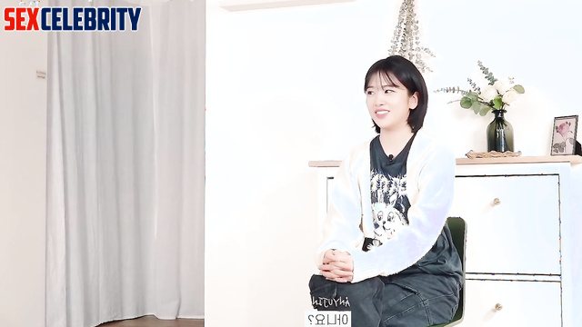 Girl having fun with a complete deck, Yujin (안유진 아이브 아이즈원) face swap
