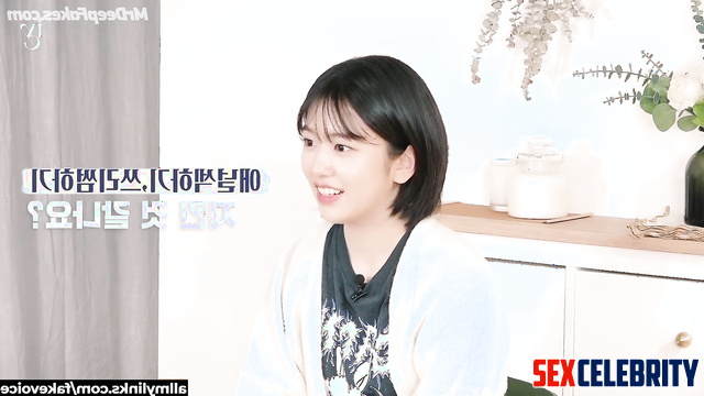 Girl having fun with a complete deck, Yujin (안유진 아이브 아이즈원) face swap