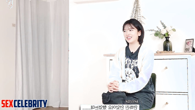 Girl having fun with a complete deck, Yujin (안유진 아이브 아이즈원) face swap