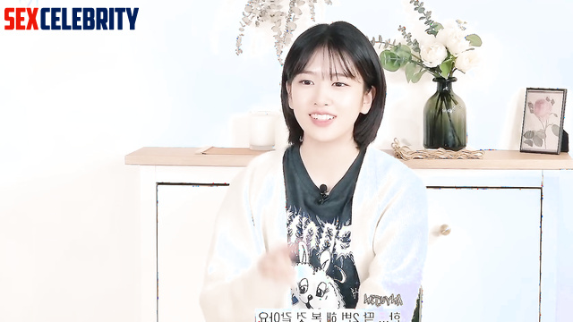 Girl having fun with a complete deck, Yujin (안유진 아이브 아이즈원) face swap