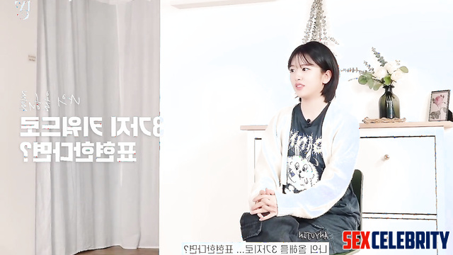 Girl having fun with a complete deck, Yujin (안유진 아이브 아이즈원) face swap