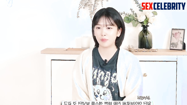 Girl having fun with a complete deck, Yujin (안유진 아이브 아이즈원) face swap
