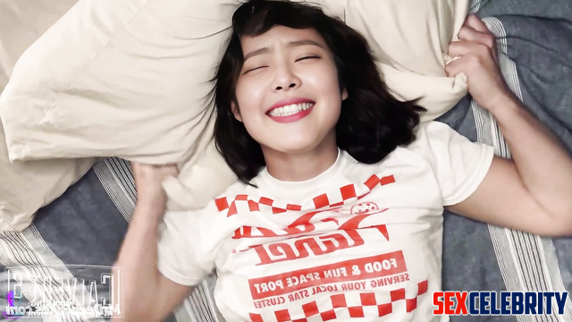 Horny brunette masturbating lying on the bed, Jennie (제니 블랙핑크) real fake