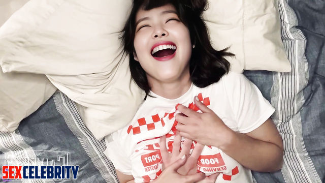 Horny brunette masturbating lying on the bed, Jennie (제니 블랙핑크) real fake