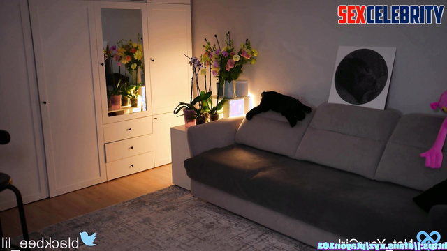 She loves dancing naked in the closed room - Karen Gillan solo A.I.