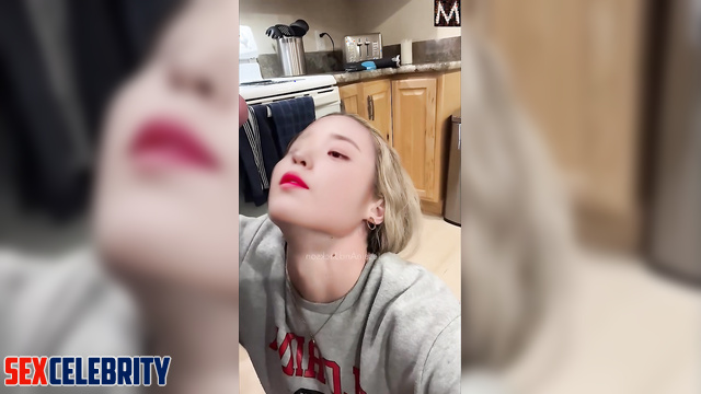 Blonde got a portion of sperm in the kitchen / IU (이지은 딥 페이크 에로틱) fakeapp