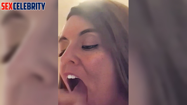 AI Amy Freeze takes a sexy nude selfie and gets a mouth full of cum