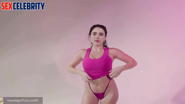 AI Margaret Qualley - She got undressed and plays with your dick
