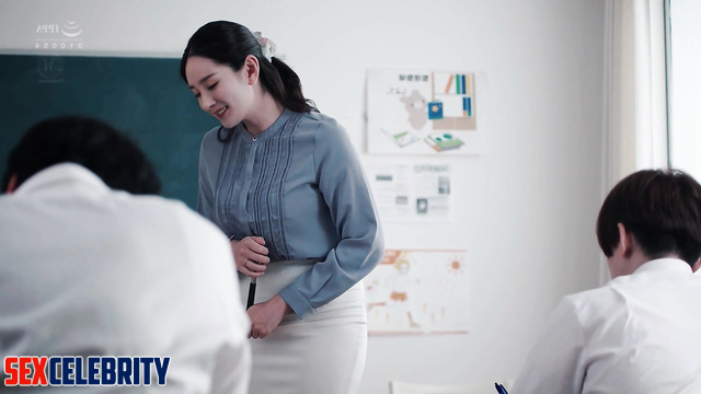 Swingers meeting in the pool - Yang Mi (杨幂 假名人色情片) smart face change