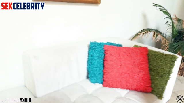 Hot redhead cutie Sadie Sink real fake helps you lose duality