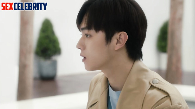 He signed a contract that he would satisfy Yang Mi for a year 杨幂 性别 A.I.